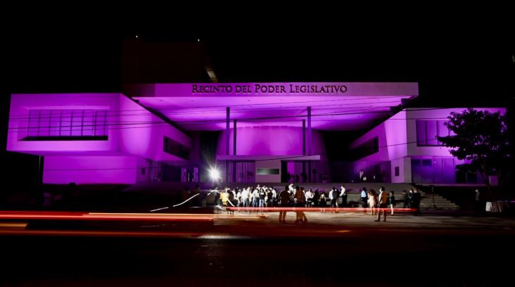 El Congreso de Yucatán se ilumina de morado